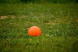 ballon de foot dans la pelouse