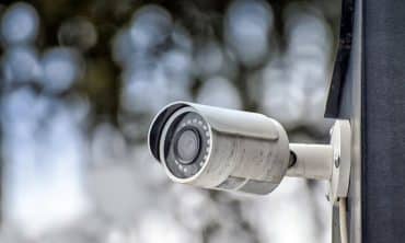 Caméra de surveillance accrochée à l'extérieur d'une maison